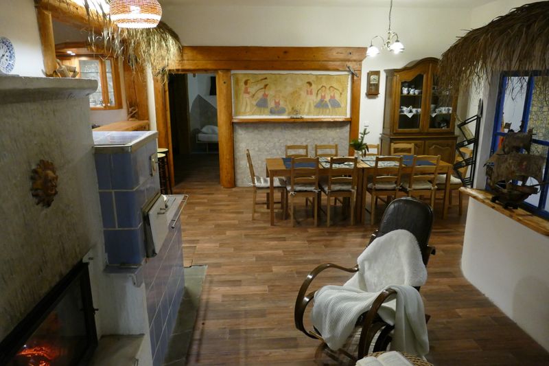 Jídelna s dlouhým stolem a malbou na zdi