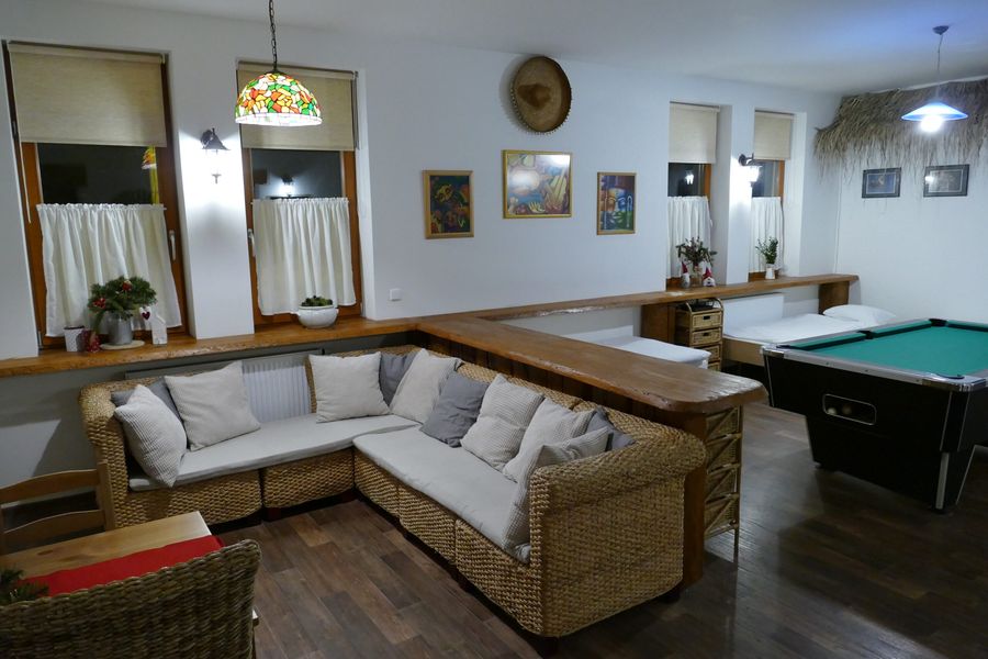 Obývací pokoj se sedačkou a kulečníkem