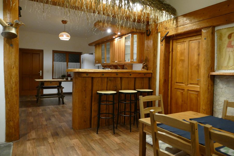 Bar s barovými židlemi pod doškovou stříškou