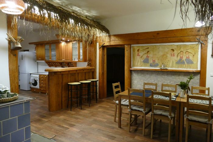 Bar a jídelna, v pozadí kuchyně