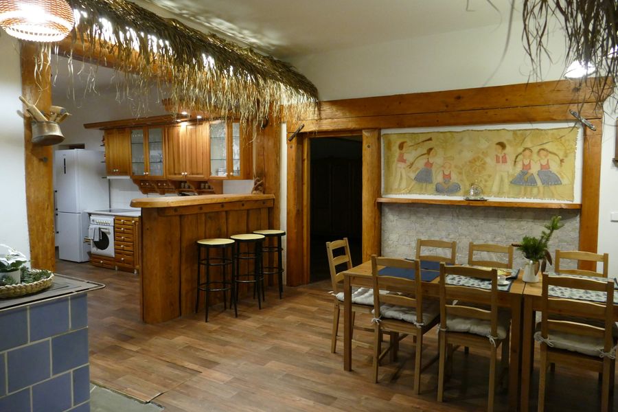 Bar a jídelna, v pozadí kuchyně