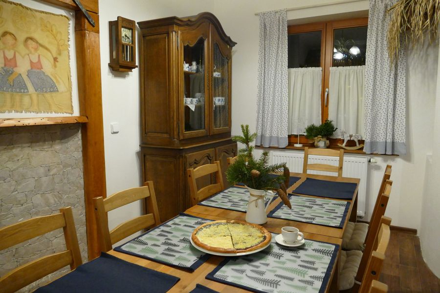 Prostřený stůl v jídelně