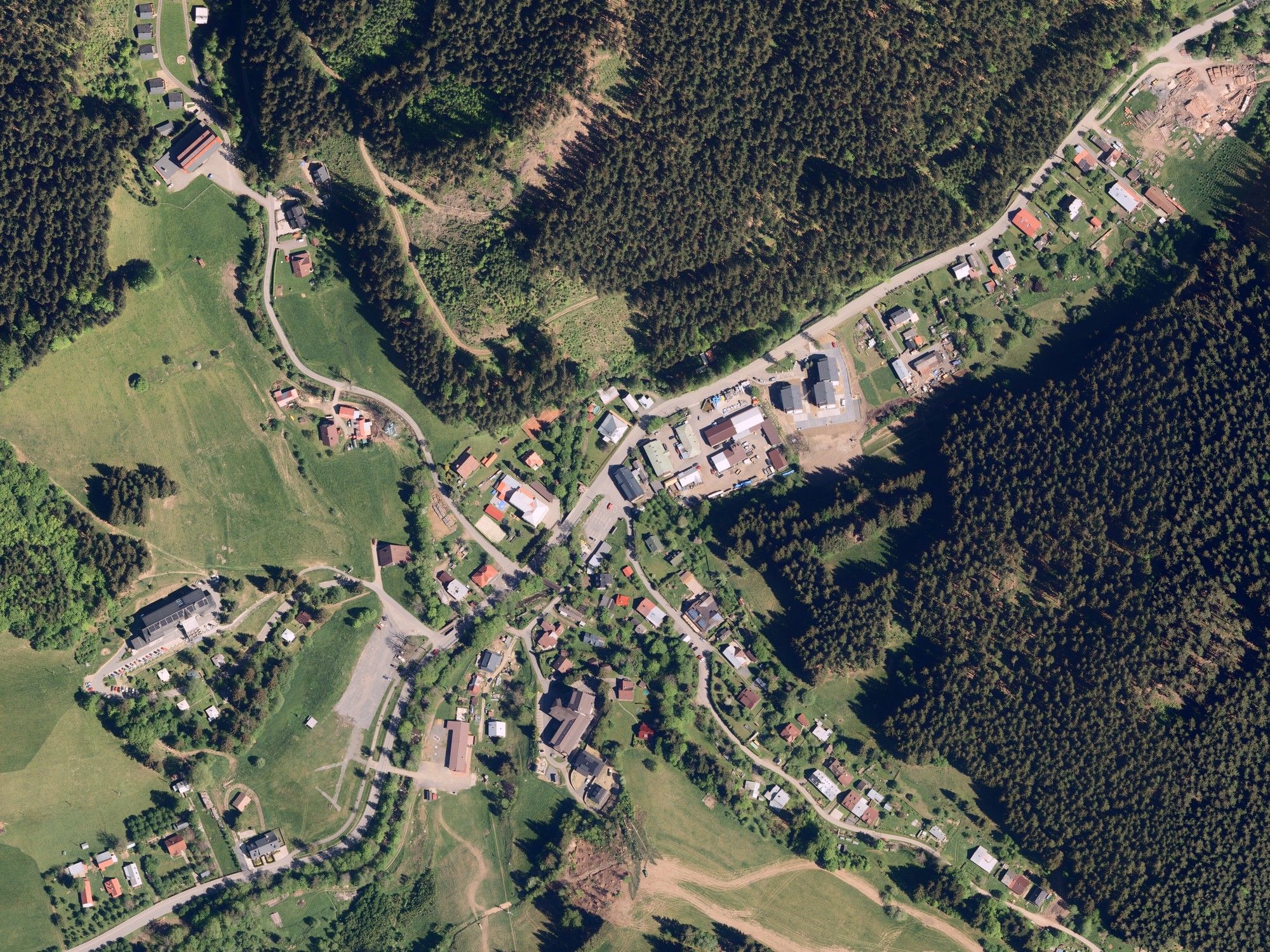 Letecký pohled shora na Chalupu Pohoda, okolní louky a lesy ve Velkých Karlovicích